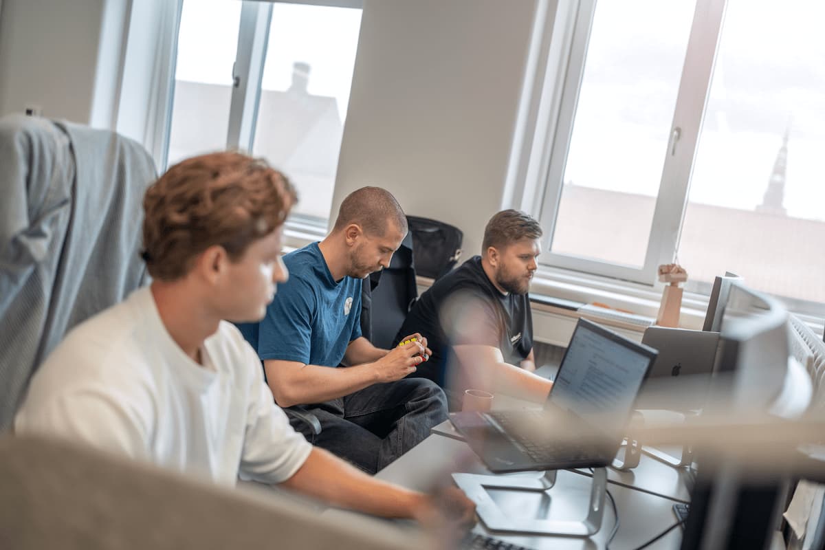 Digitalt samarbejde hos Bording Danmark Tre Bording-medarbejdere arbejder sammen ved computere på kontoret