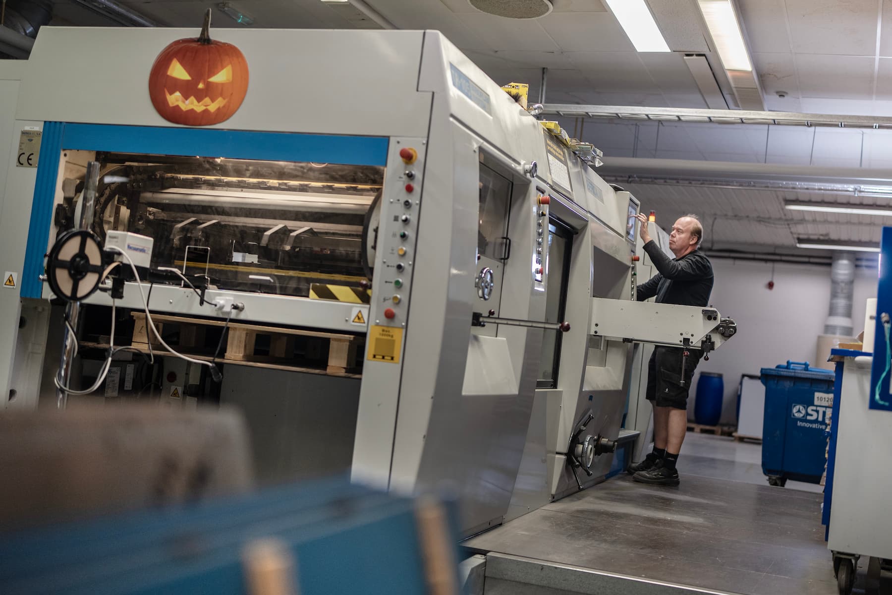 bording-printproduktion-maskine.jpg Medarbejder hos Bording betjener maskine i printproduktionen