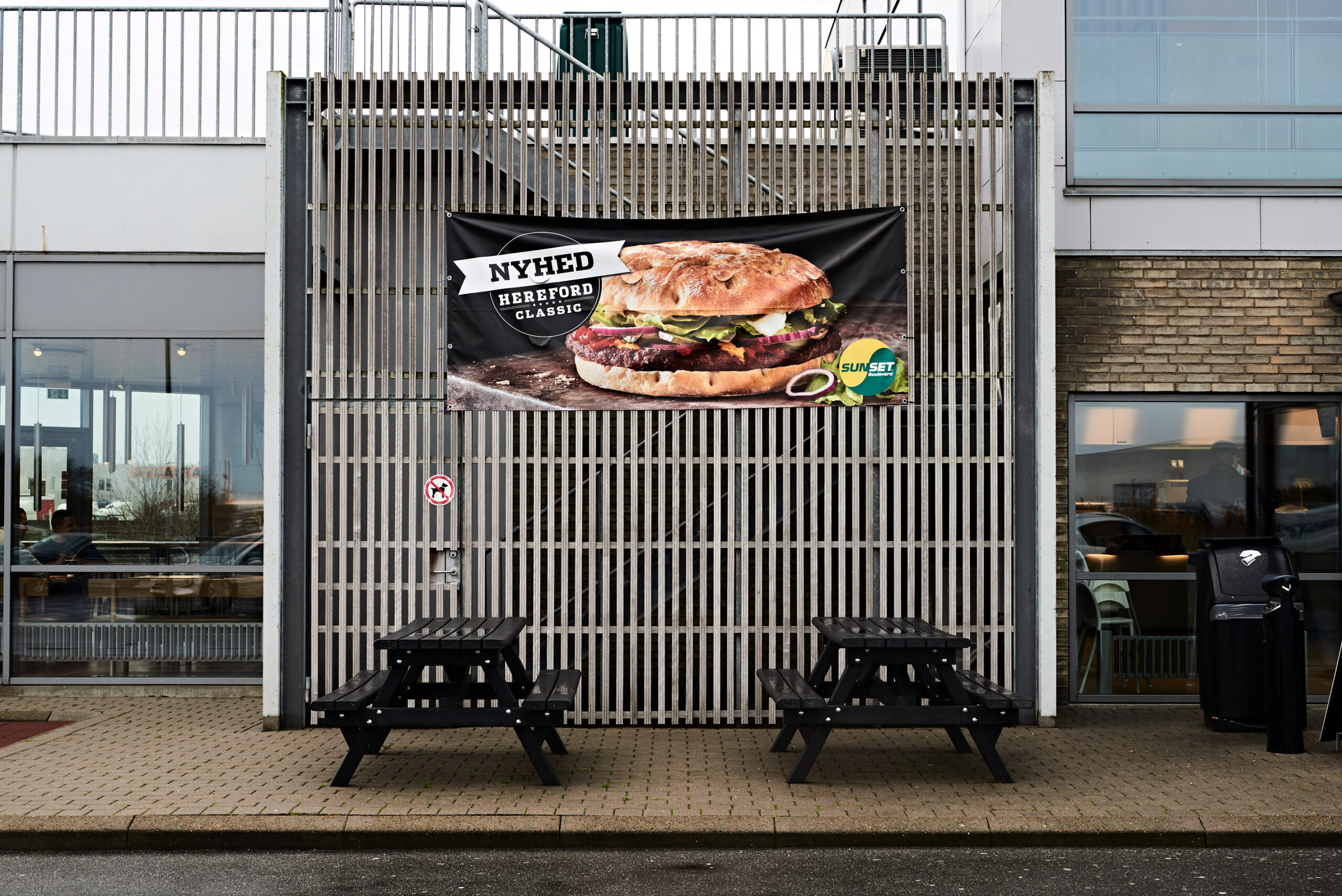 Fotorgafer Svenn Hjartarson Udendørs reklamebanner for Hereford Classic hos Sunset Boulevard
