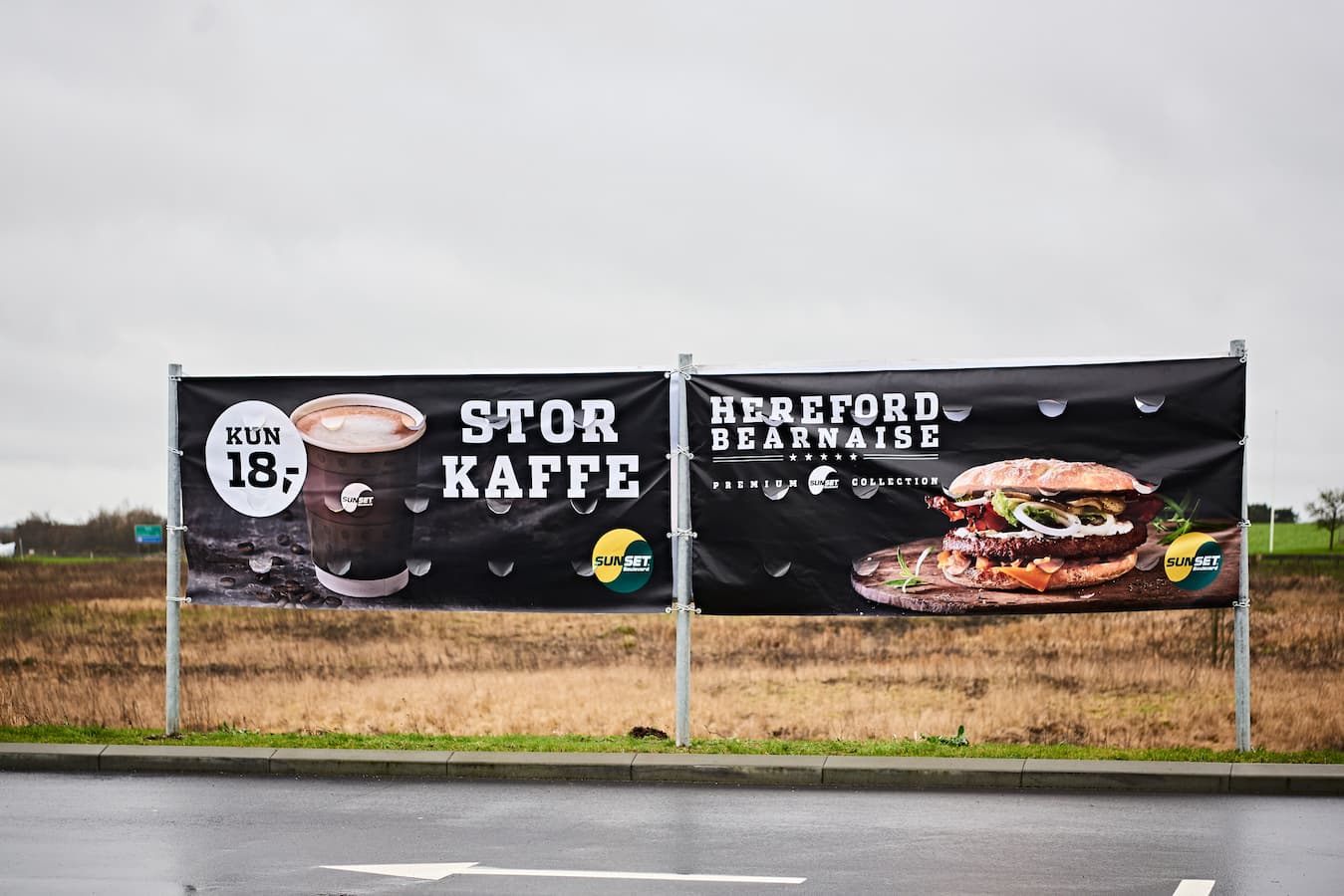 Udendørs reklamebannere for kaffe og burger fra Sunset Boulevard