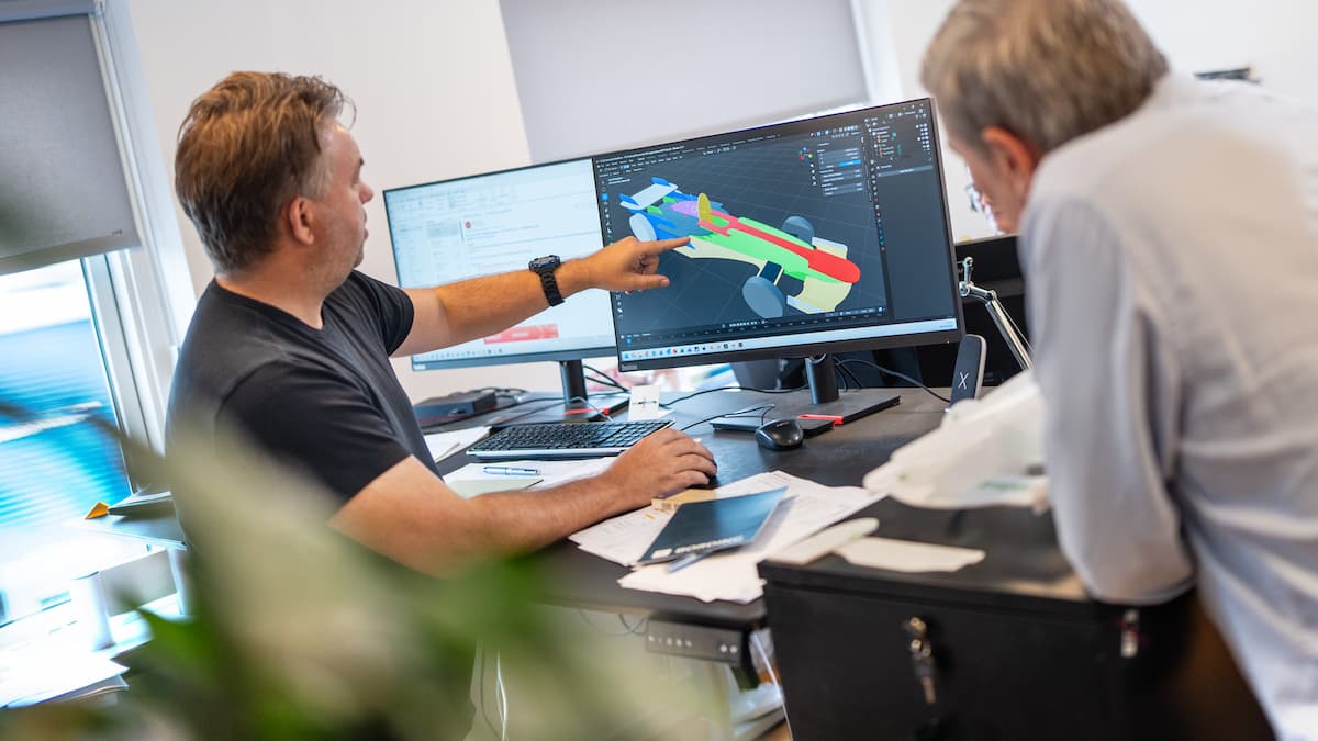 3d-design-prototype-bording-danmark.jpg Medarbejdere hos Bording Danmark gennemgår 3D-design af prototype