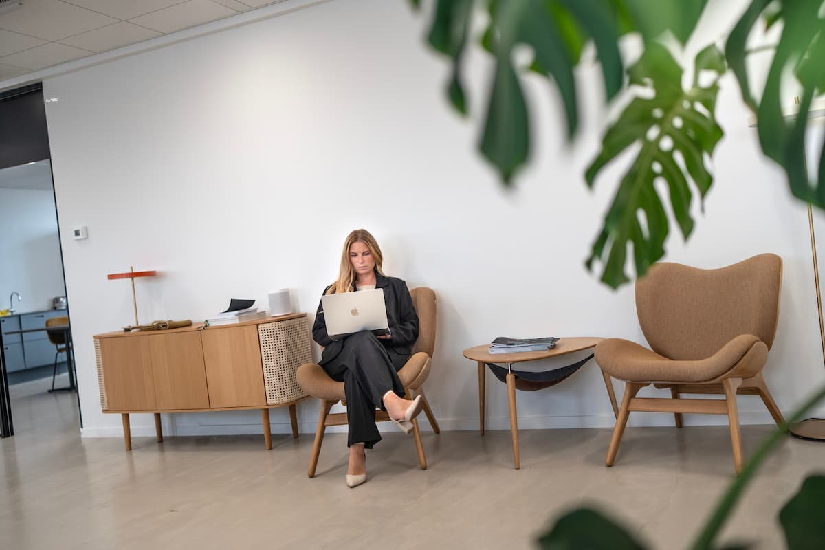medarbejder-laptop-kontormiljoe-bording-danmark.jpg Medarbejder hos Bording Danmark arbejder på laptop i kontormiljø